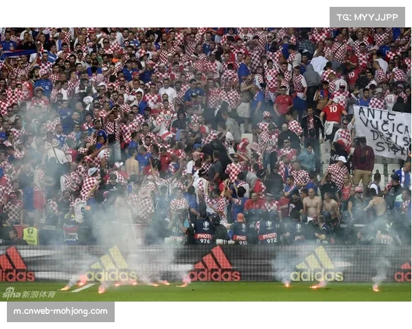 极端球迷投掷烟雾弹遭罚，意甲球场安全治理任重道远